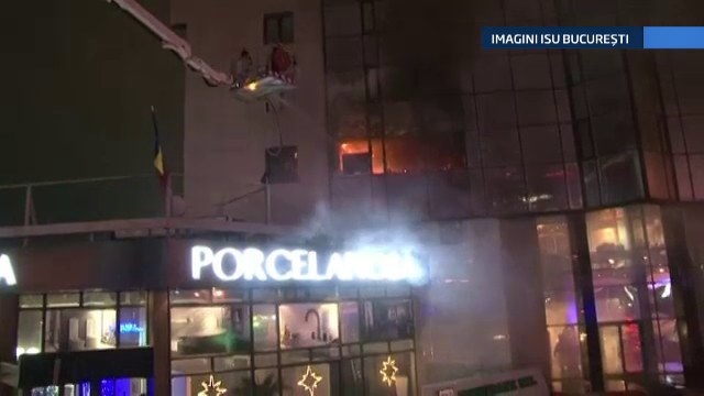 Desfasurare de forte in Bucuresti: etajul unei cladiri de birouri a ars complet. VIDEO