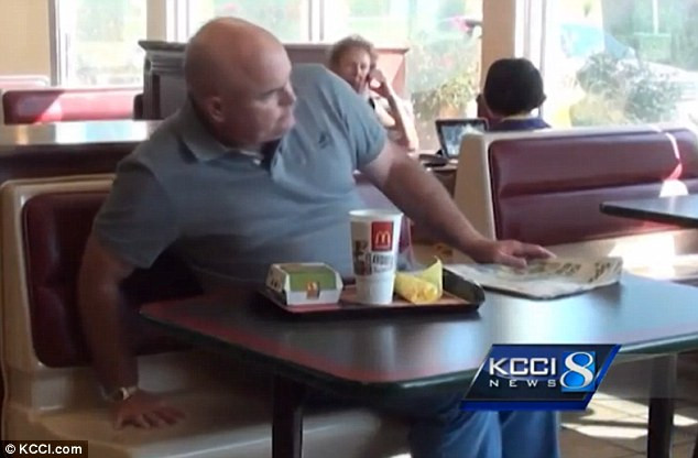 Un barbat a mancat 3 luni doar la McDonald's. Rezultatul neasteptat al acestei cure. FOTO