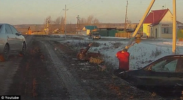 Tragicomedie in Rusia. Un sofer sicanat in trafic este atacat cu cutitul, dar se apara cu o lopata