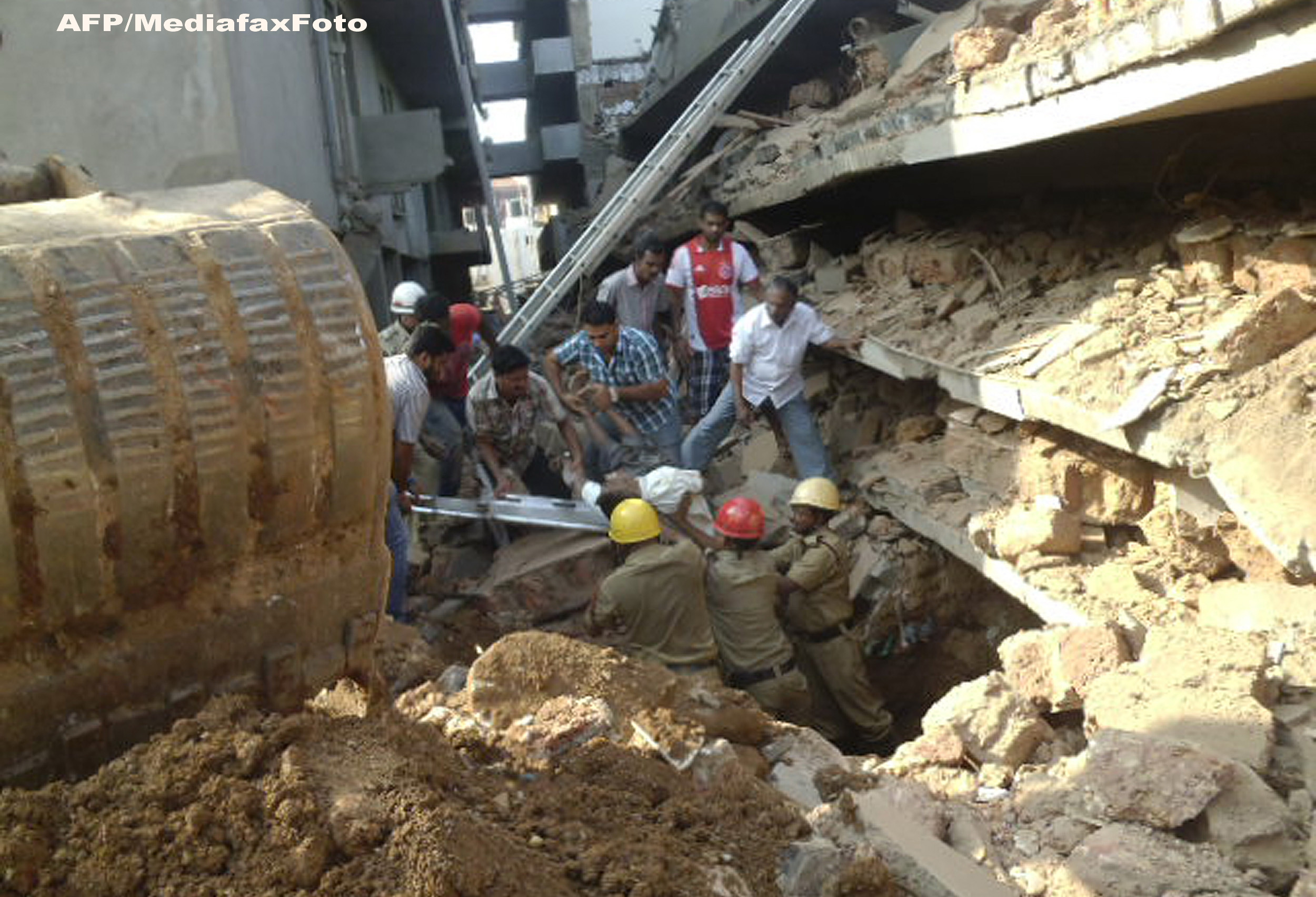 Inca o cladire s-a prabusit in India. Cel putin 13 oameni au murit