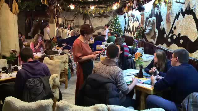 Craciun pe rit vechi. Mii de moldoveni, ucrainieni si rusi au luat cu asalt statiunile de la munte