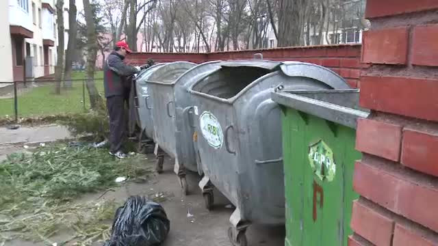 Tone de mancare sunt aruncate la gunoi, dupa sarbatori. Sarmanii Romaniei se bucura, au ce manca!