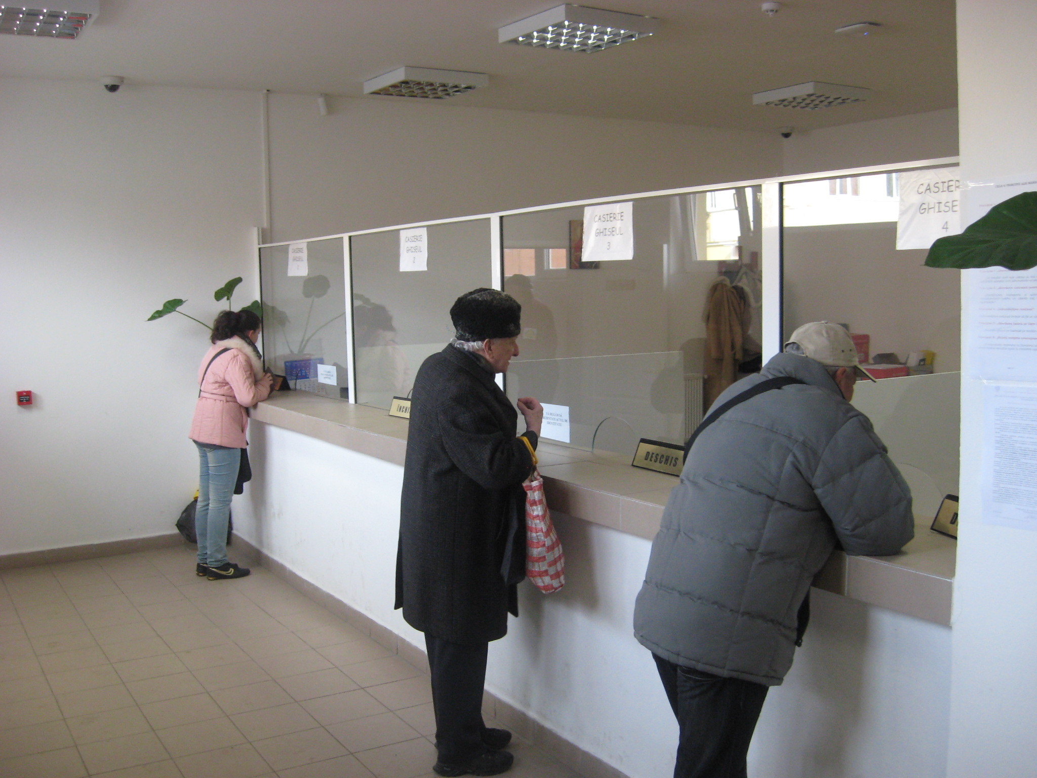 Drumuri inutile la Directia Fiscala Arad din prima zi lucratoare.De cand se incaseaza taxele locale