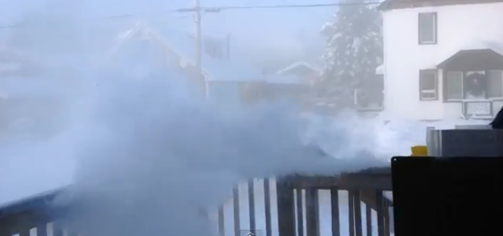 Experiment de succes. Ce se intampla cand apa fierbinte ia contact cu temperaturi de - 42 de grade C