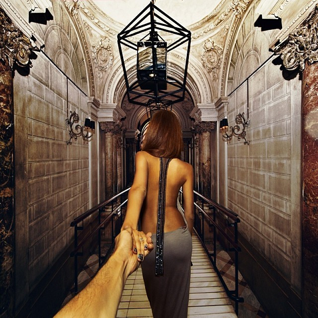 Si-a fotografiat iubita tinandu-l de mana in cele mai frumoase locuri de pe planeta: Episodul 2! FOTO