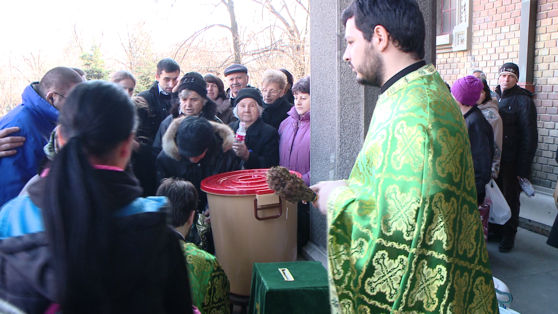 Sute de credinciosi s-au asezat la cozi pentru a lua apa sfintita de la bisericile din Timisoara
