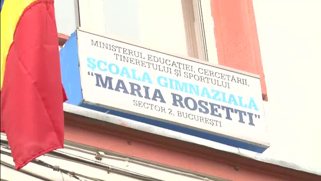 Invatatoarea care cerea parintilor cadouri consistente poate sa predea pana la finalizarea anchetei