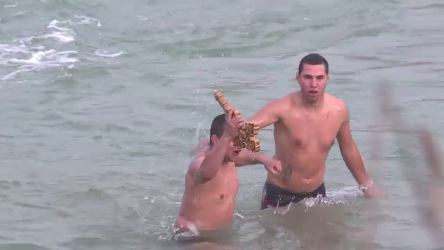 Superstitii de Boboteaza. Cum a fost "rasplatit" acest tanar dupa ce a prins crucea