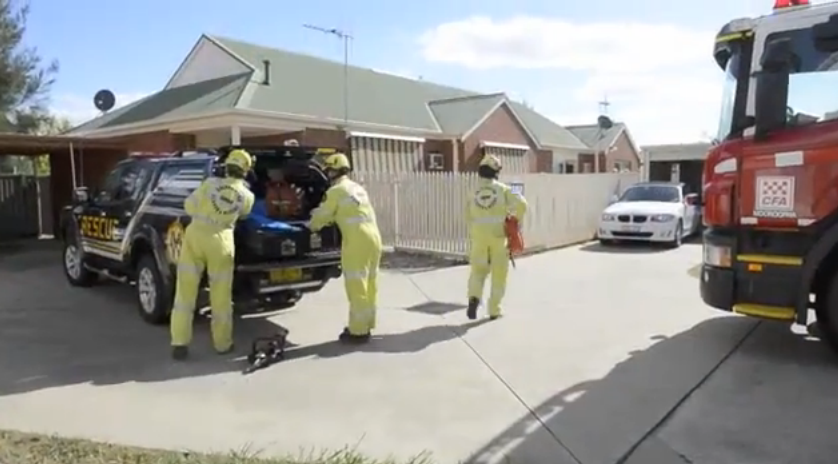Un barbat dezbracat a cerut ajutor la Urgente. Pompierilor nu le-a venit sa creada cand l-au vazut