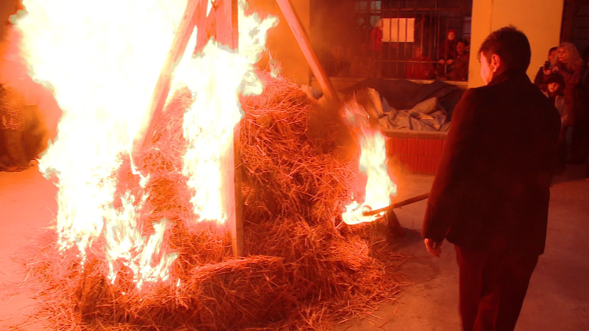 Sarbii din vestul tarii sarbatoresc Craciunul pe rit vechi. Ce simbolizeaza arderea stejarului