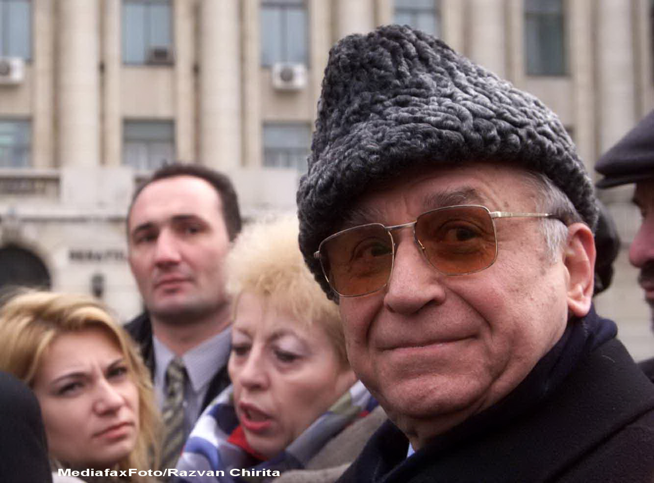 Traian Basescu i-a trimis lui Ion Iliescu un buchet de trandafiri albi, de ziua onomastica