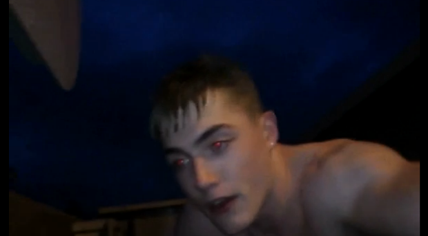 Un britanic s-a imbatat atat de tare incat s-a trezit deasupra unei pasarele rutiere. VIDEO