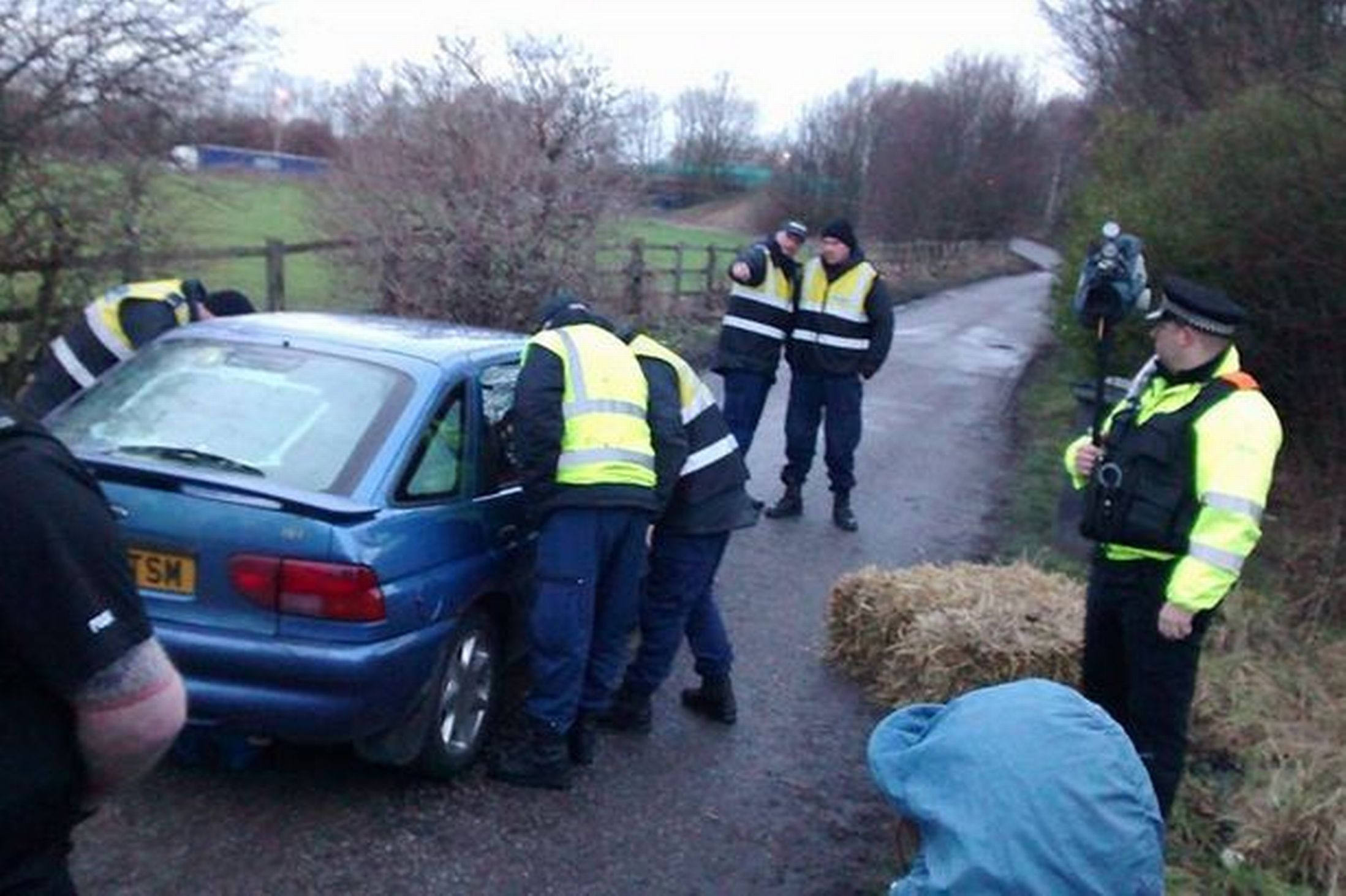 S-au lipit cu superglue de o masina. Gest extrem al celor care protesteaza impotriva gazelor de sist