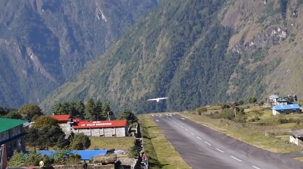 Motociclisti evitati in ultima clipa de un avion, pe o insula din Caraibe