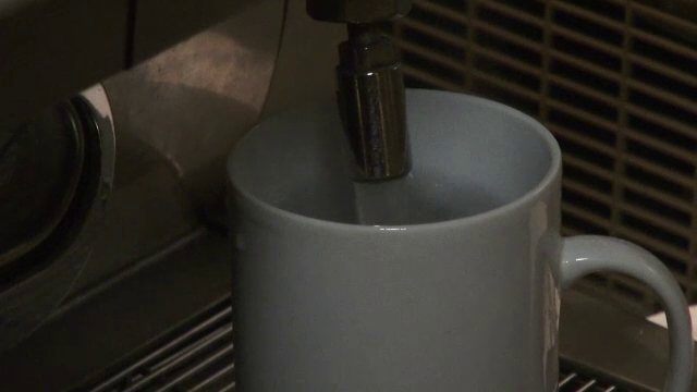 Clienta unui restaurant din Iasi cere despagubiri dupa ce o chelnerita a varsat ceai fierbinte pe ea