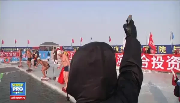 CLIPUL ZILEI: Zeci de chinezi inoata intr-o piscina sapata in GHEATA, afara, in plina iarna, la o temperatura situata sub zero grade