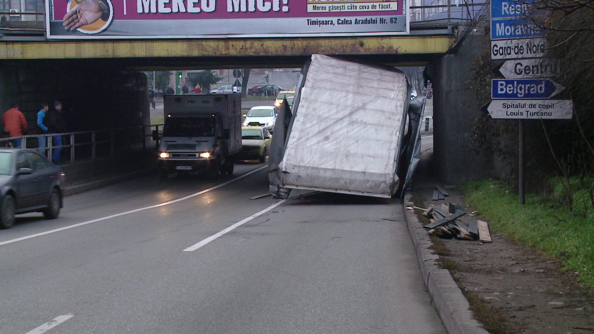 VIDEO. Inca un TIR intepenit sub pasajul Jiul. Soferul spune ca nu a vazut indicatorul de inaltime