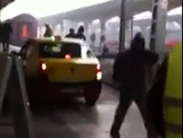 Cum explica sefii CFR aceasta poza. In Gara de Nord, un taxi a ajuns pe peron. VIDEO