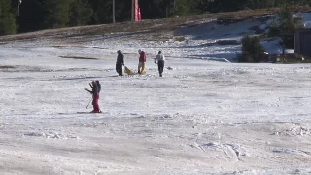 La munte, proprietarii pensiunilor aduc zapada pe partie cu camionul.Cand vor avea parte de ninsoare