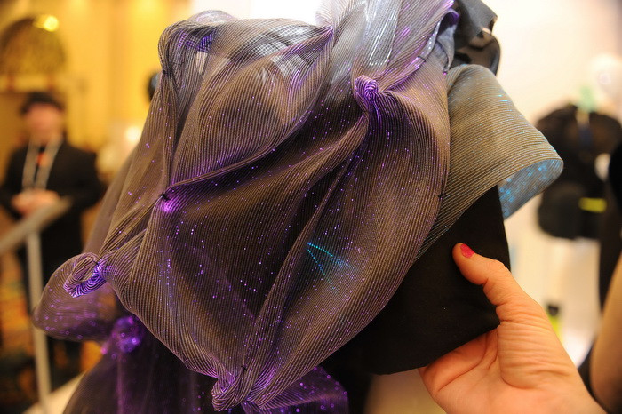 Revolutie in moda. Un designer a creat rochia hi-tech. Cat costa si poate sa faca. FOTO