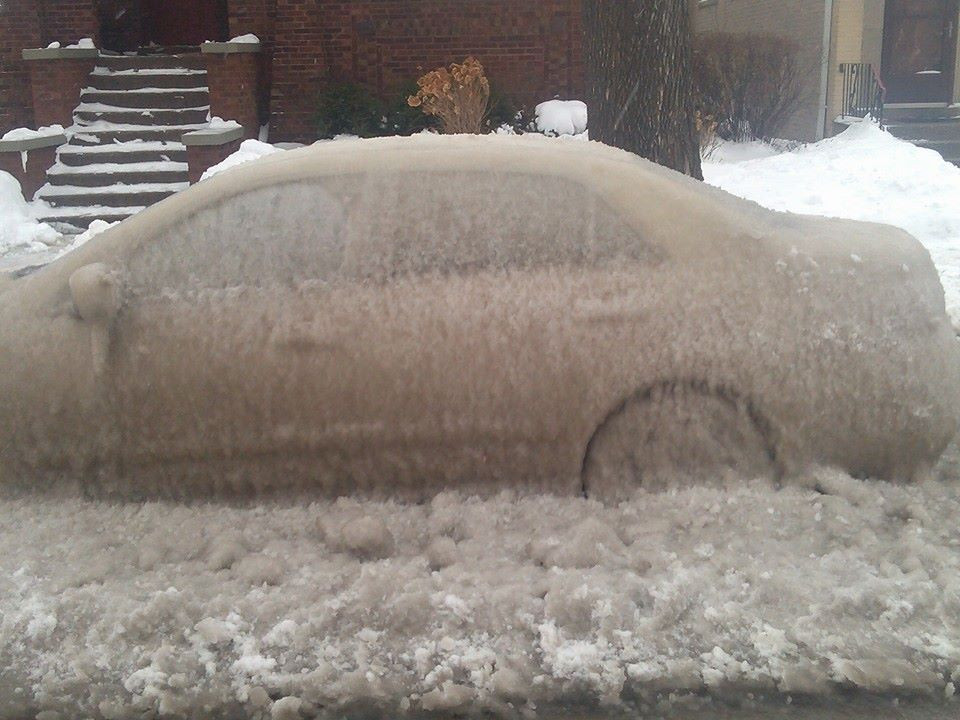 "Vortexul polar" a acoperit cu gheata masina unui american. Cum si-a gasit automobilul