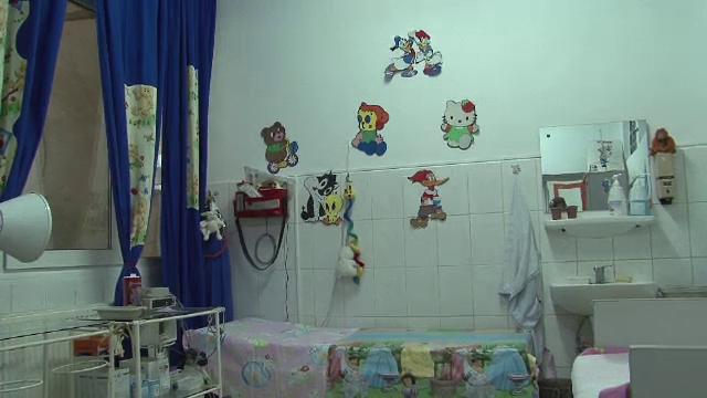 Bebelus batut crunt la Iasi. La sosirea echipajului ambulantei, mama mirosea a alcool