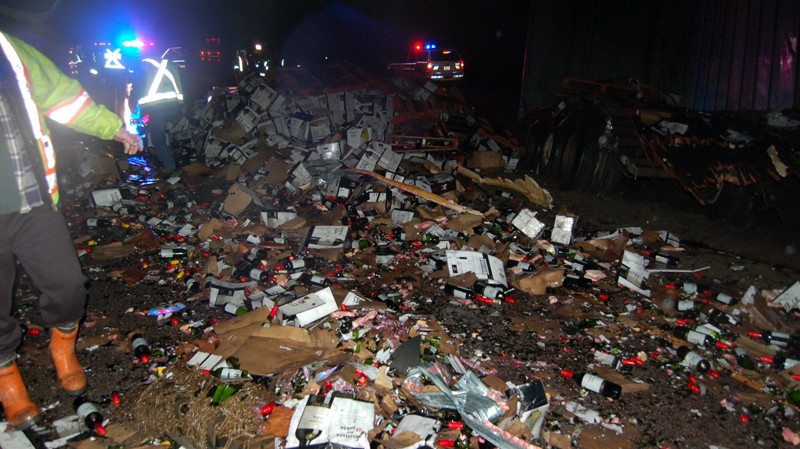 Mii de sticle de vin au "inundat" o autostrada din Canada. Zona a fost inchisa, timp de 10 ore
