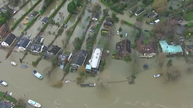 Sute de case inundate si localitati complet izolate. Furtunile si ploile continua in Marea Britanie