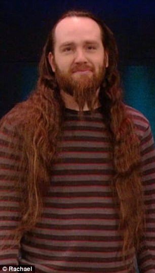 Un tata s-a tuns pentru prima data in 20 de ani. Nici el nu s-a recunoscut cand s-a uitat in oglinda