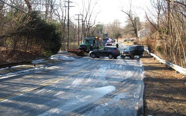 A transformat soseaua intr-un patinoar de 2 kilometri. Angajatul neglijent a fost amendat de politie