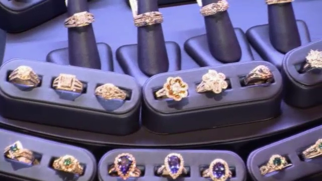 GLOBURILE DE AUR. Secretele din spatele rochiilor elegante si bijuteriilor superbe purtate de vedete