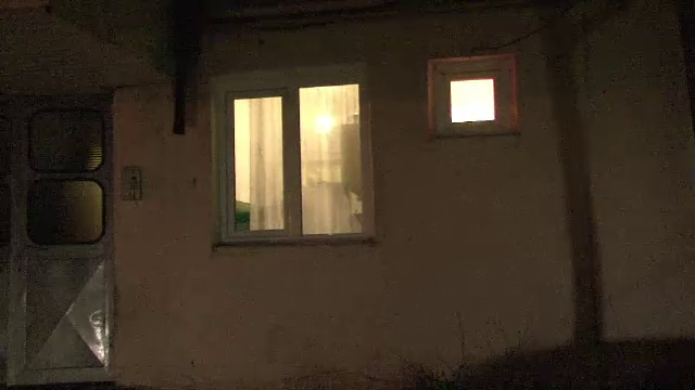 Imagine imposibil de uitat pentru locuitorii din Suceava. O tanara s-a sinucis la fereastra casei