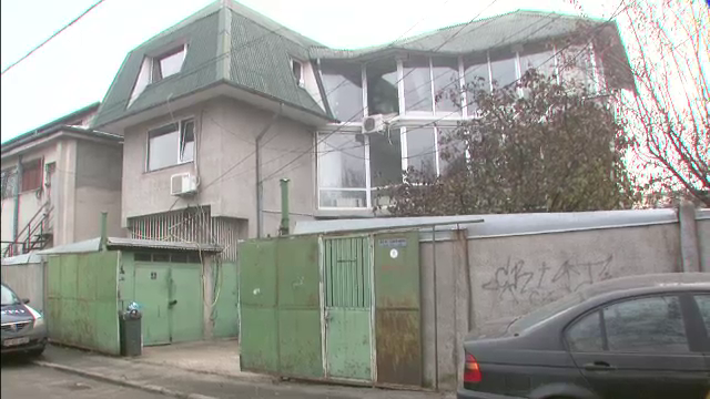 Pe aceste acte scrie FRAUDA. Noua schema a parintelui Mondoprosper, primul joc piramidal de dupa '89