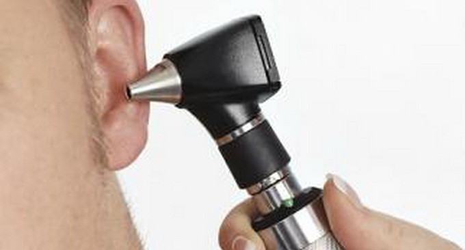 S-a dus la doctor pentru ca il durea urechea! Medicul a incremenit cand a vazut asta