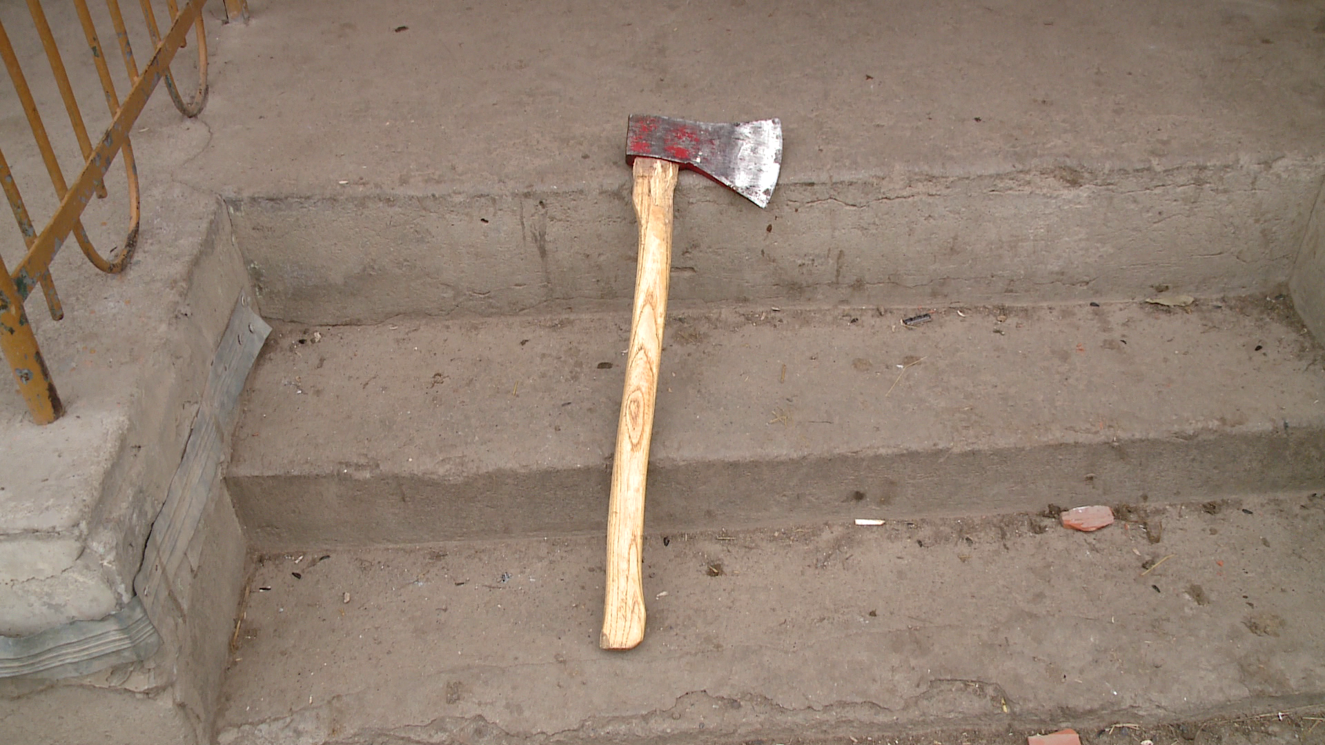 Conflict sangeros intr-o comuna din Timis.Un tanar a ajuns la spital dupa ce a fost lovit cu toporul