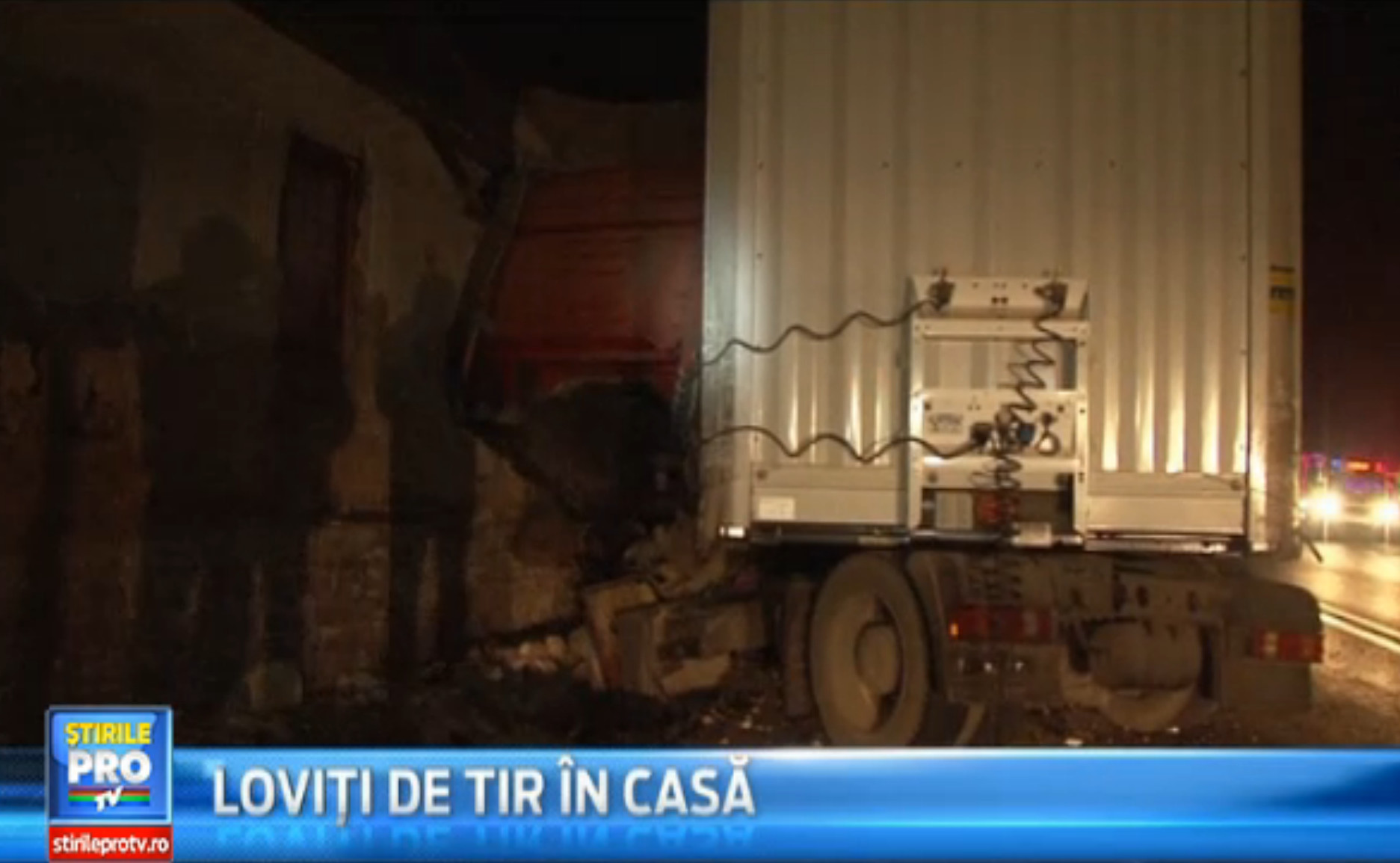 "Dumnezeu e mare". Cum au scapat cu viata membrii unei familii care s-au trezit cu un TIR in casa