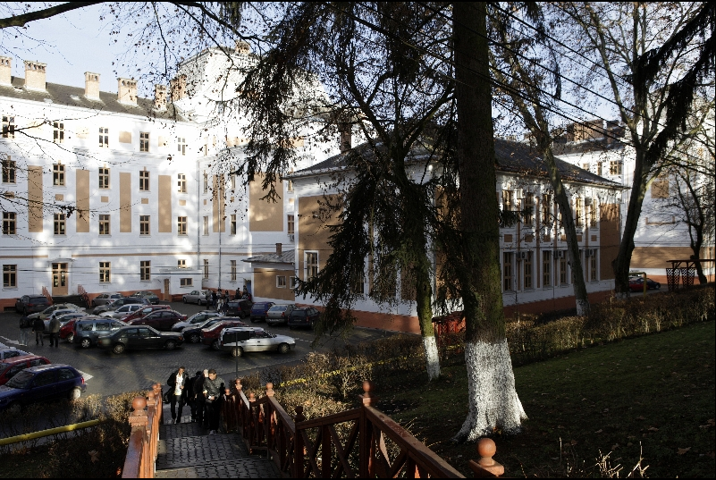 Azamfirei reactioneaza la taxele pentru studentii straini: Universitatea nu sta in aceasta suma