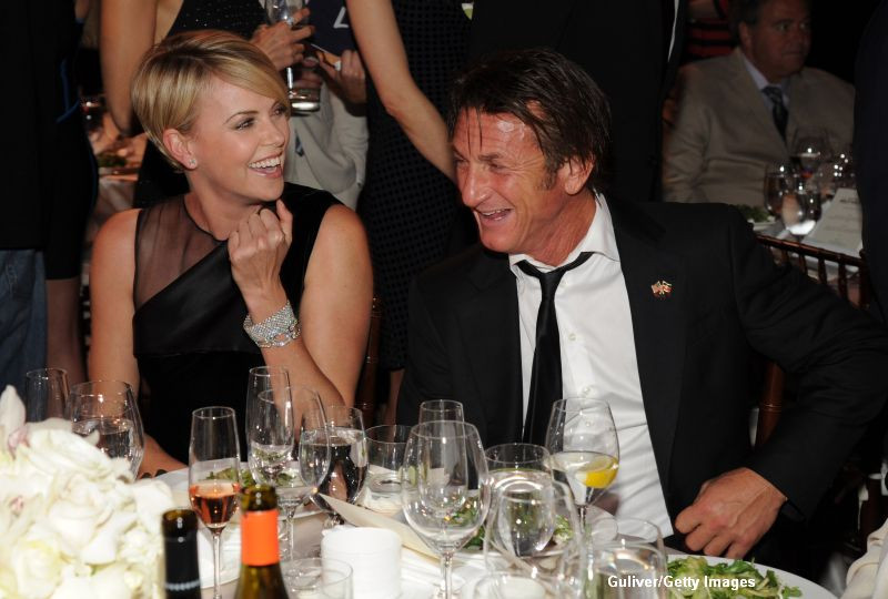 Sean Penn a depus actele necesare pentru a-l adopta pe fiul actritei Charlize Theron