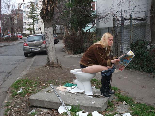 Protestul inedit al unei soprane: si-a dat pantalonii jos in plina strada. Ce a vrut sa transmita