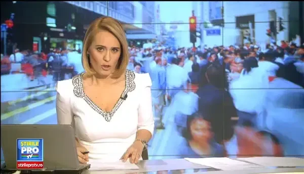 Protest cu pantalonii in vine. Cum si-a aratat o soprana nemultumirea fata de gunoaiele din oras