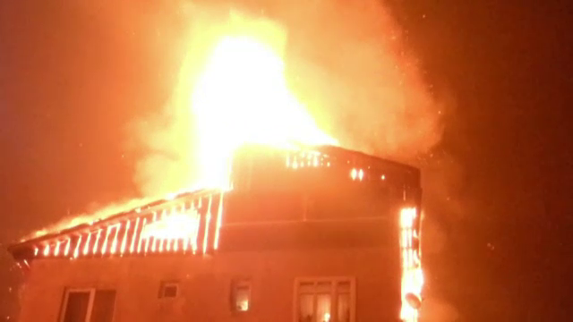 IMAGINI AMATOR. Filmul incendiului din Bistrita Nasaud. O femeie a murit dupa ce s-a aruncat de la etajul blocului in flacari