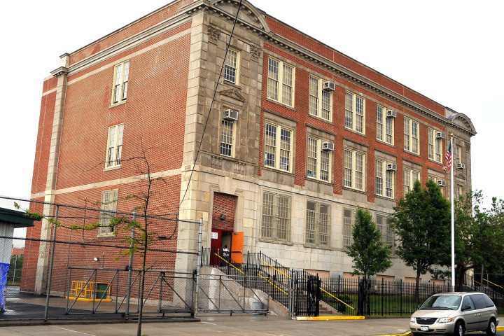 Elevii se uita toata ziua la filme si stau printre sobolani in clase. Cum arata "cea mai rea scoala din New York"