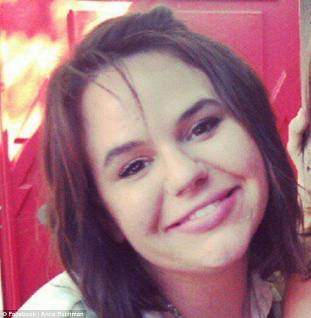 Si-a dorit o poza indrazneata. Sora ei a incremenit cand a vazut ca dispare din cadrul aparatului foto