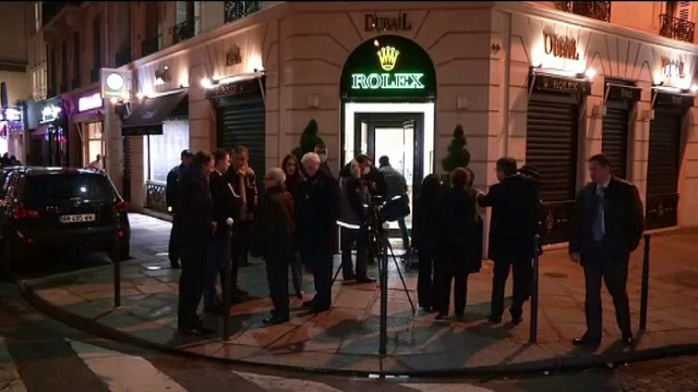 Opt cetateni romani, suspecti ca ar fi jefuit cu topoarele si batele un magazin de bijuterii din Paris