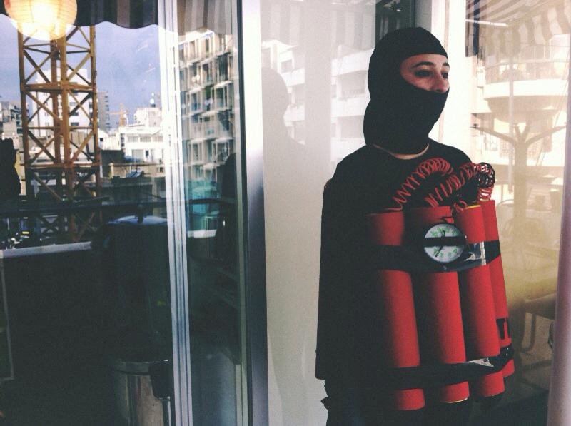 The Guardian: De ce s-a imbracat aceasta femeie intr-o bomba, pe strazile din Beirut?