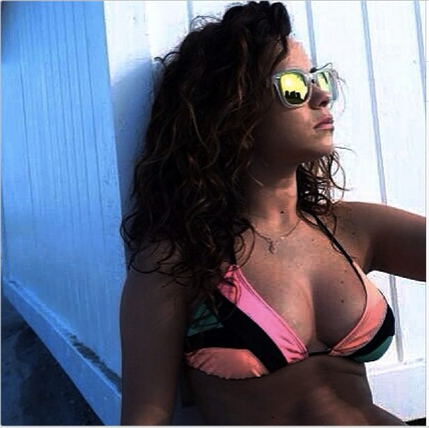 Inna, in costum de baie. Fanii au observat imediat ceva ciudat: "Ti-ai marit sanii in Photoshop sau ai silicoane"