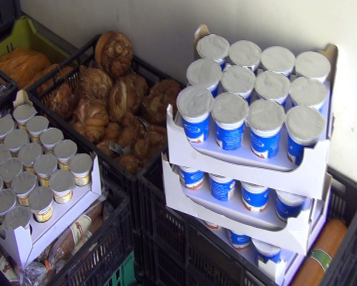 Politistii din Cluj au confiscat peste 150 de kilograme de produse lactate si zeci de litri de lapte