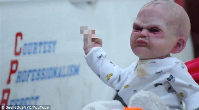 Farsa anului: Au crezut ca e un bebelus dar s-au speriat de moarte! VIDEO