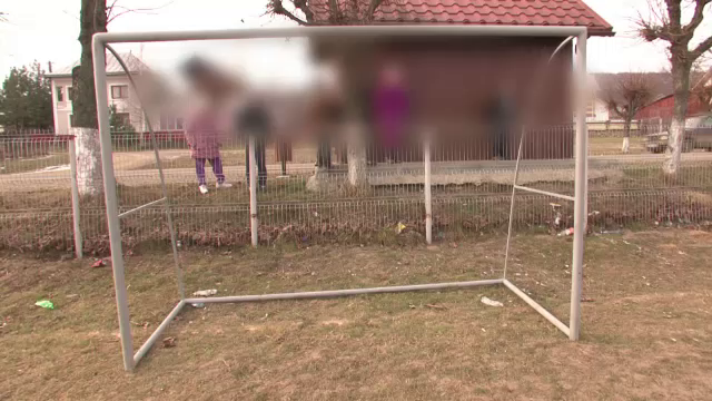 Copil de 12 ani, ranit grav pe terenul de fotbal. Poarta a cazut peste el si l-a lovit in cap