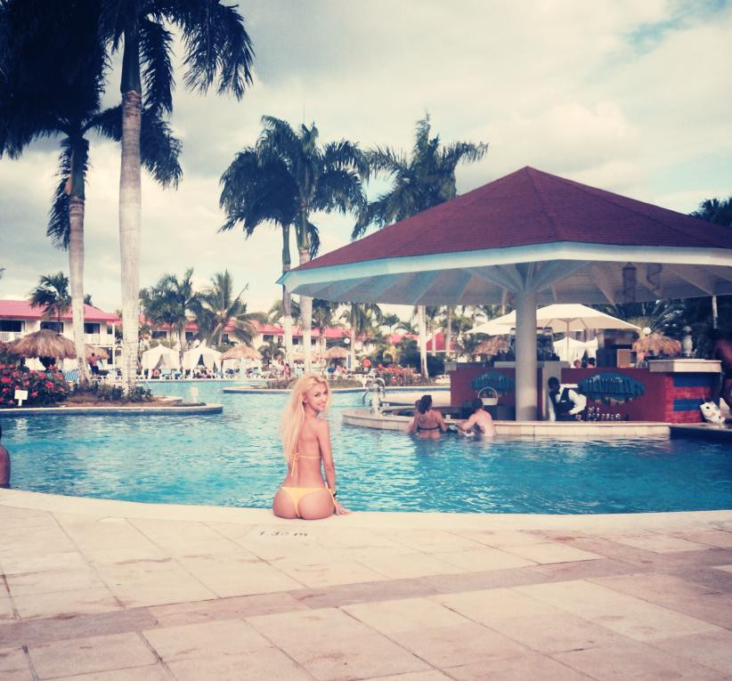 Andreea Balan, comparata cu Pamela Anderson. Cum a pozat vedeta la marginea unei piscine